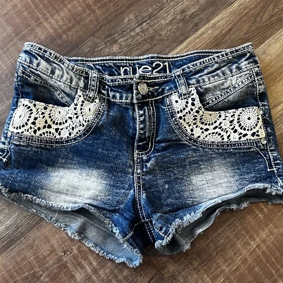 💋Rue 21 Lace Trimmed Low Daisy Dukes Denim bootie shorts 9/10 curvy 🩷 92 - Picture 2 of 7